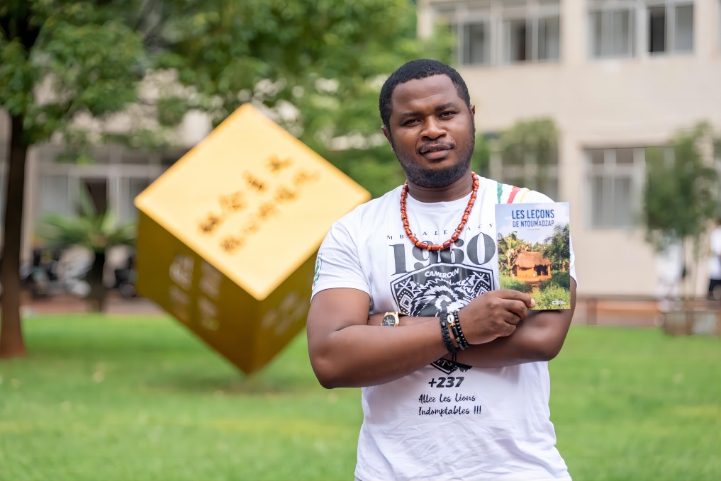 從中國(guó)經(jīng)驗(yàn)中獲得啟發(fā) 云南財(cái)經(jīng)大學(xué)國(guó)際學(xué)生齊比出版專著分享喀麥隆的鄉(xiāng)村振興故事